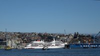 Crucero Europa de Hapag Lloyd Cruises arriba al Puerto de Valparaíso.
