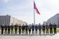 Armada de Chile efectuó izamiento de la “Gran Bandera del Bicentenario” en plaza de la Ciudadanía de Santiago
