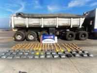 Aduana incauta 147 kilos de droga en camión tolva
