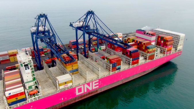 Expectación causó en San Antonio el primer buque de color magenta en arribar a Chile.