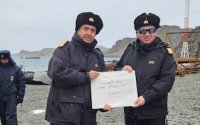 Cartas y dibujos de niños arriban a la Base Naval Arturo Prat en la Antártica chilena