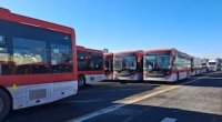 Ian Taylor agencia arribo de nave que descarga 300 nuevos buses eléctricos en San Antonio