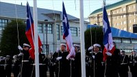 Con el izamiento del pabellón nacional frente al monumento a Arturo Prat Magallanes celebró el Mes del Mar.
