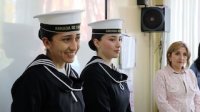 Marineras transmitieron su experiencia a estudiantes para motivar vocaciones.