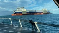 El buque transporta buques más grande del mundo cruzó el Estrecho de Magallanes.