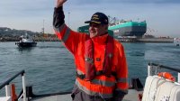 En apoteósica ceremonia marinera San Antonio dijo adiós al práctico de puerto Carlos Vizcaya Salinas.