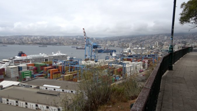 Doble recalada de cruceros genera potente flujo de turistas en Valparaíso.