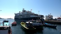 Crucero de expedición de lujo SH Vega fue el deleite de los turistas que visitan Valparaíso.