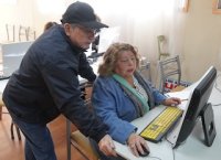 Adultos mayores fortalecen habilidades digitales con proyecto de Fondos Concursables de Puerto San Antonio
