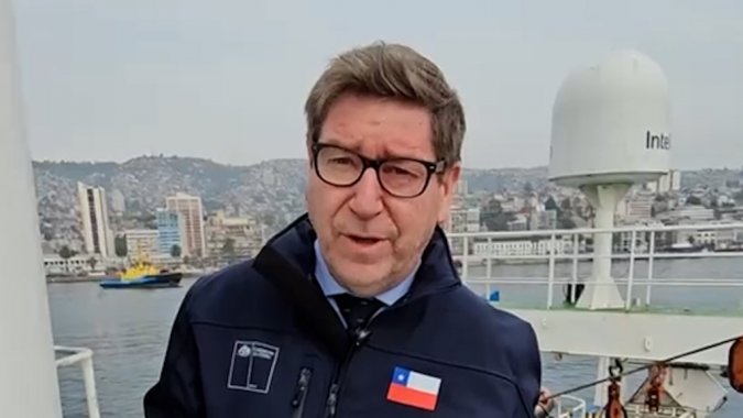 Biministro de Economía, Daniel Mas visitó el buque científico Abate Molina.