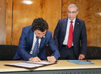EPV y Chilquinta firman alianza estratégica para impulsar la reconversión eléctrica del puerto de Valparaíso EPV y Chilquinta firman alianza estratégica para impulsar la reconversión eléctrica del puerto de Valparaíso