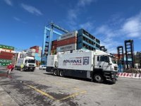 Aduana inicia las operaciones de dos nuevos camiones escáner