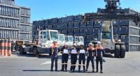Tres trabajadoras de Servantis Mejillones se certifican para operar maquinaria de carga de contenedores